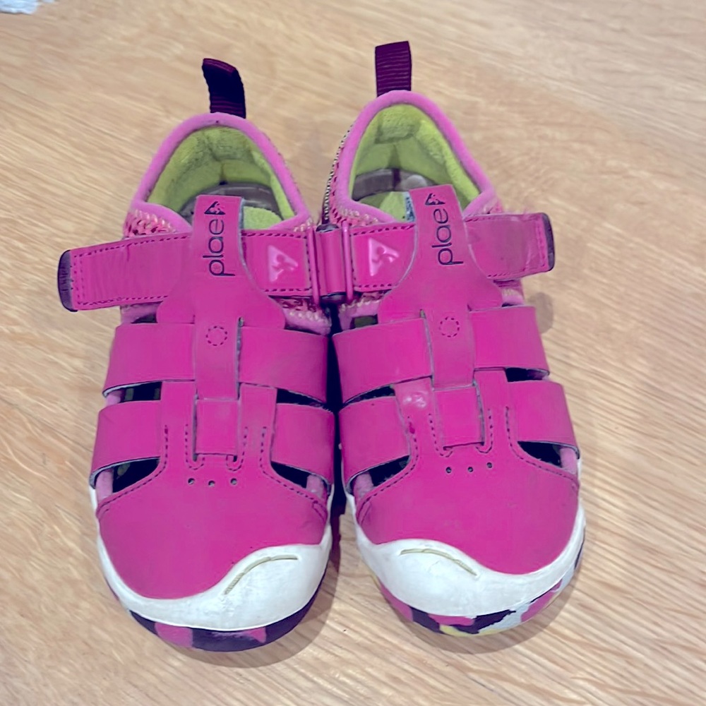 PLAE SAM-2-0 Closed toed walking sandals in great shape!